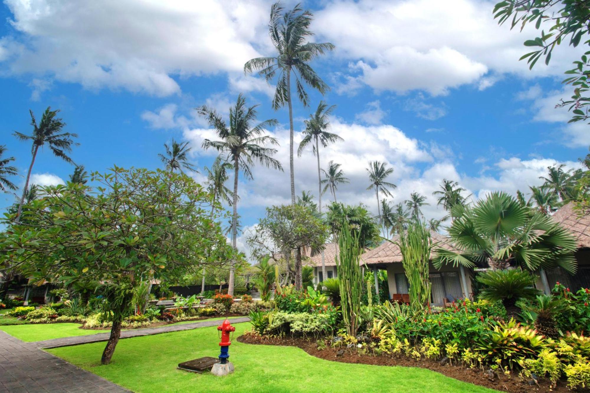 Nirwana Beach & Resort Candidasa Kültér fotó The resort's grounds
