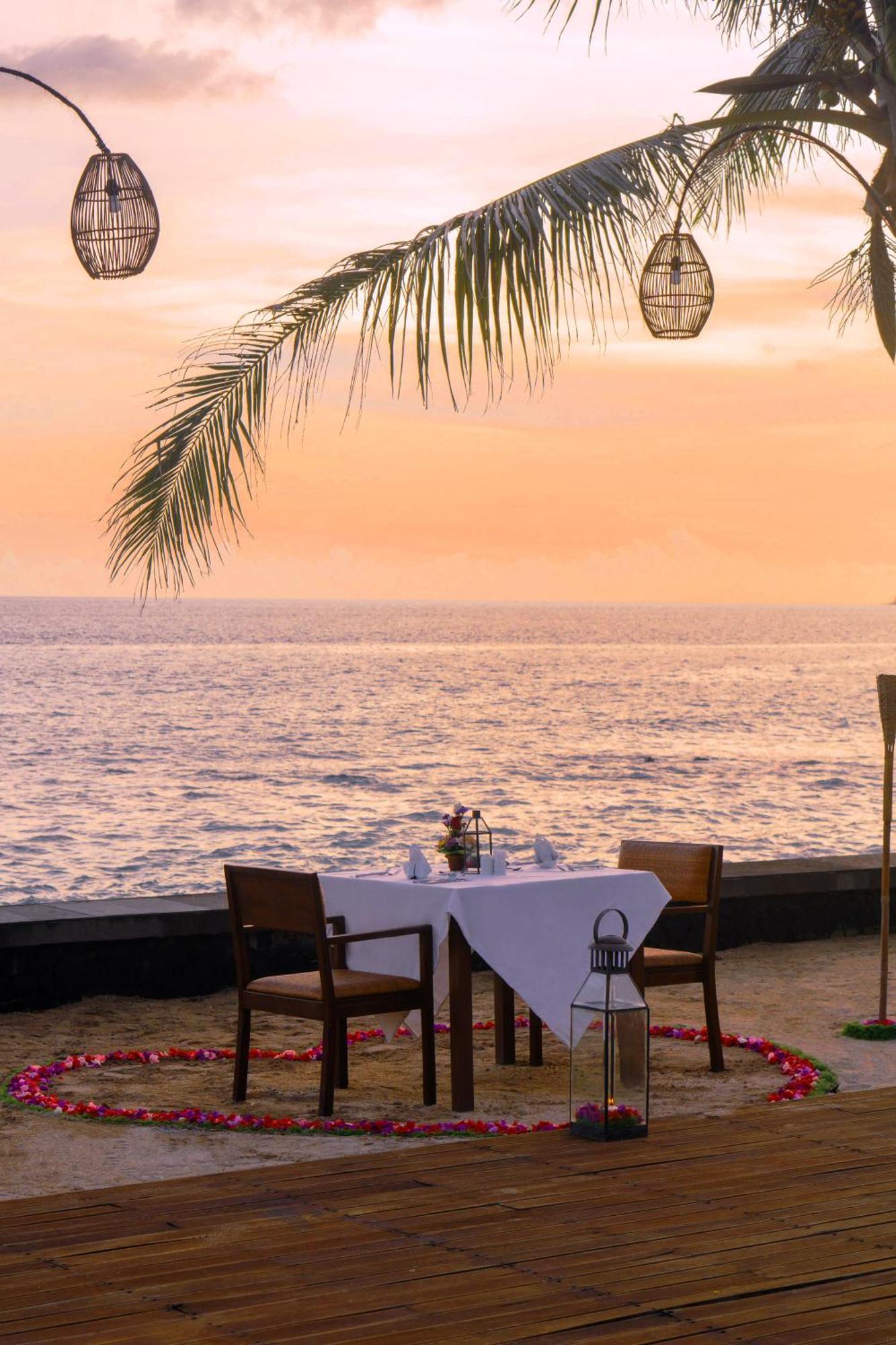 Nirwana Beach & Resort Candidasa Kültér fotó Sunset at the beach