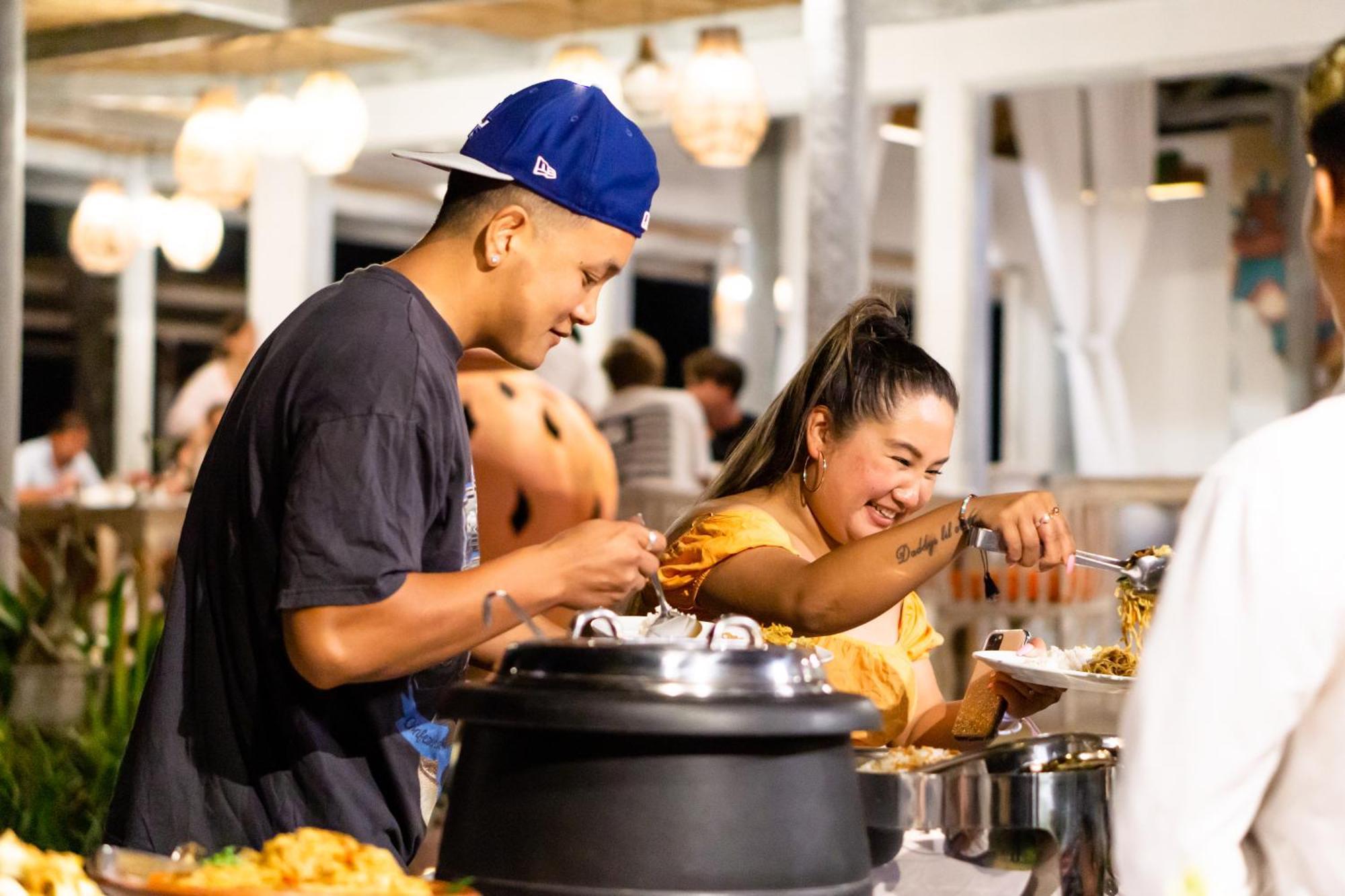 Nirwana Beach & Resort Candidasa Kültér fotó Thai people eating at a buffet