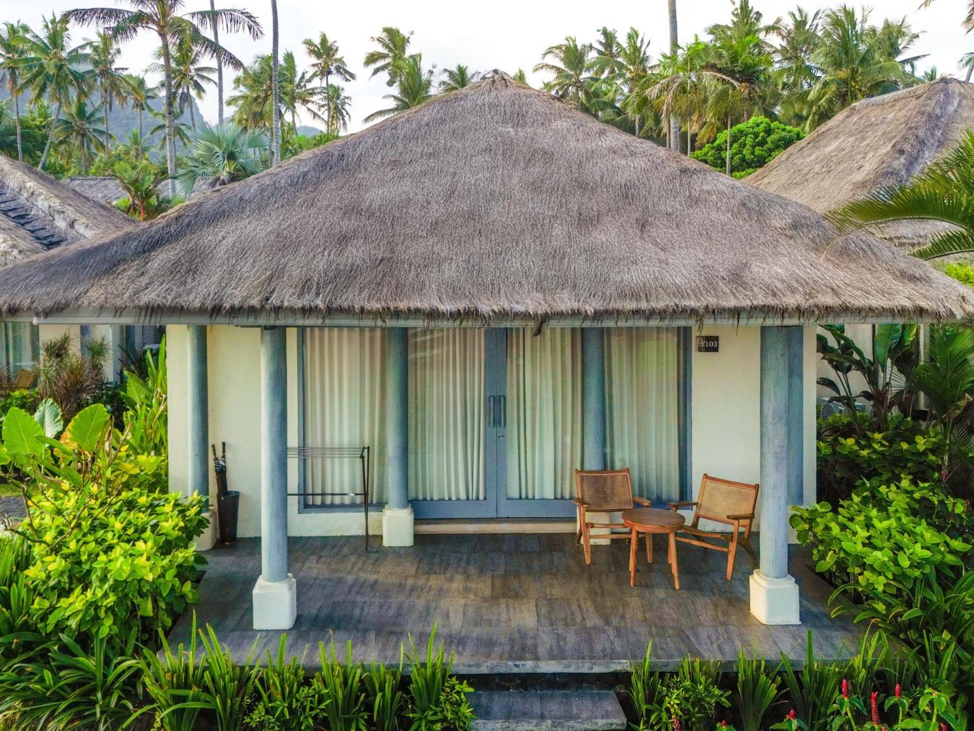 Nirwana Beach & Resort Candidasa Kültér fotó A villa at the resort