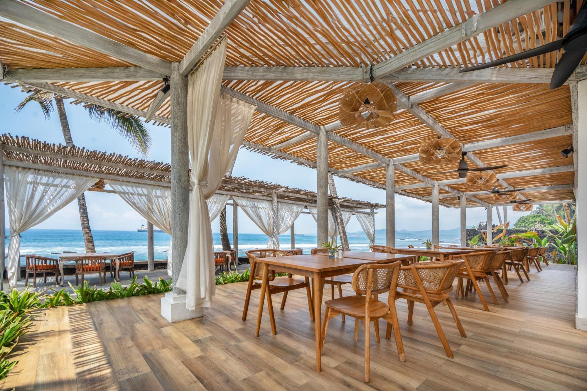 Nirwana Beach & Resort Candidasa Kültér fotó The Beach Club