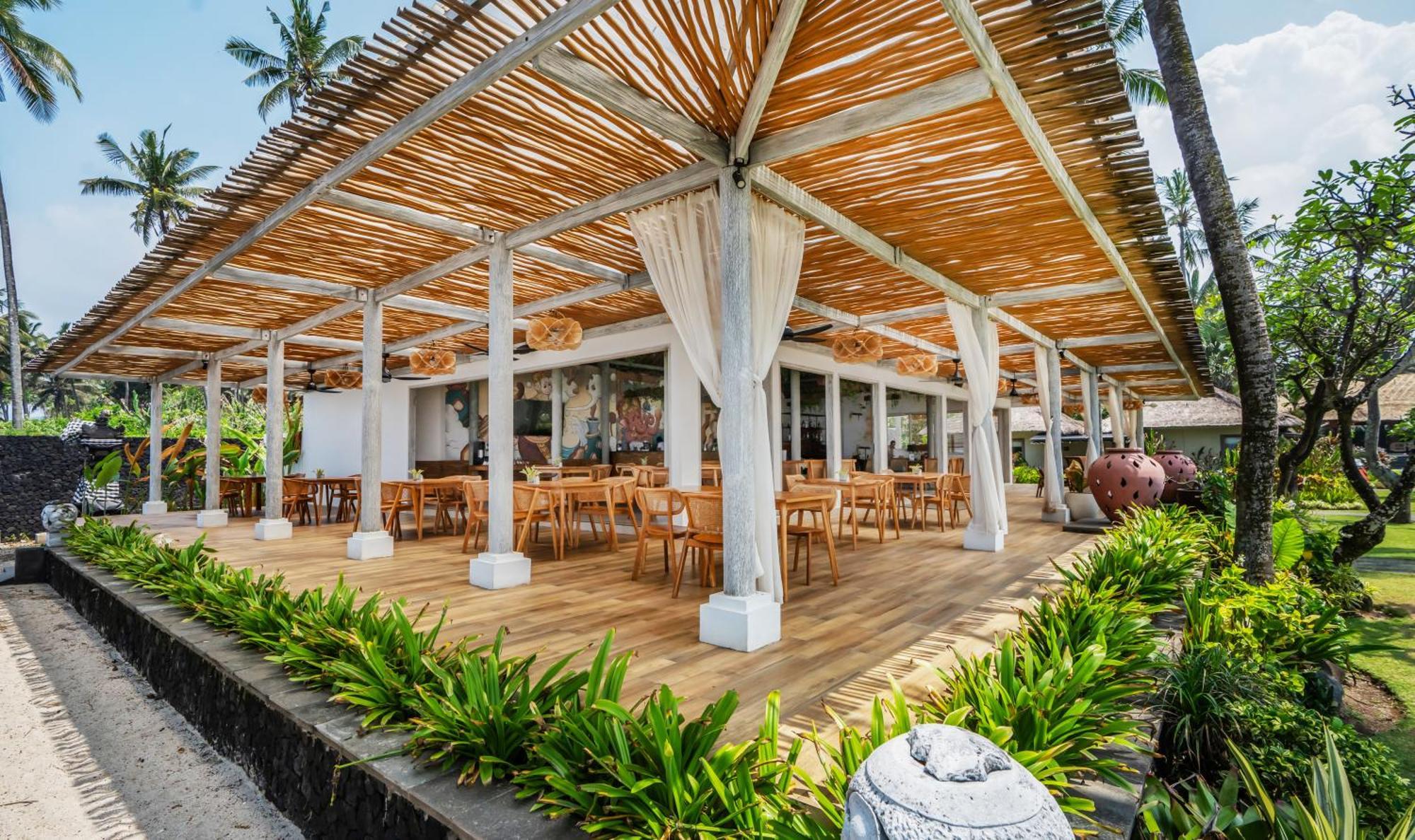 Nirwana Beach & Resort Candidasa Kültér fotó The restaurant at the resort