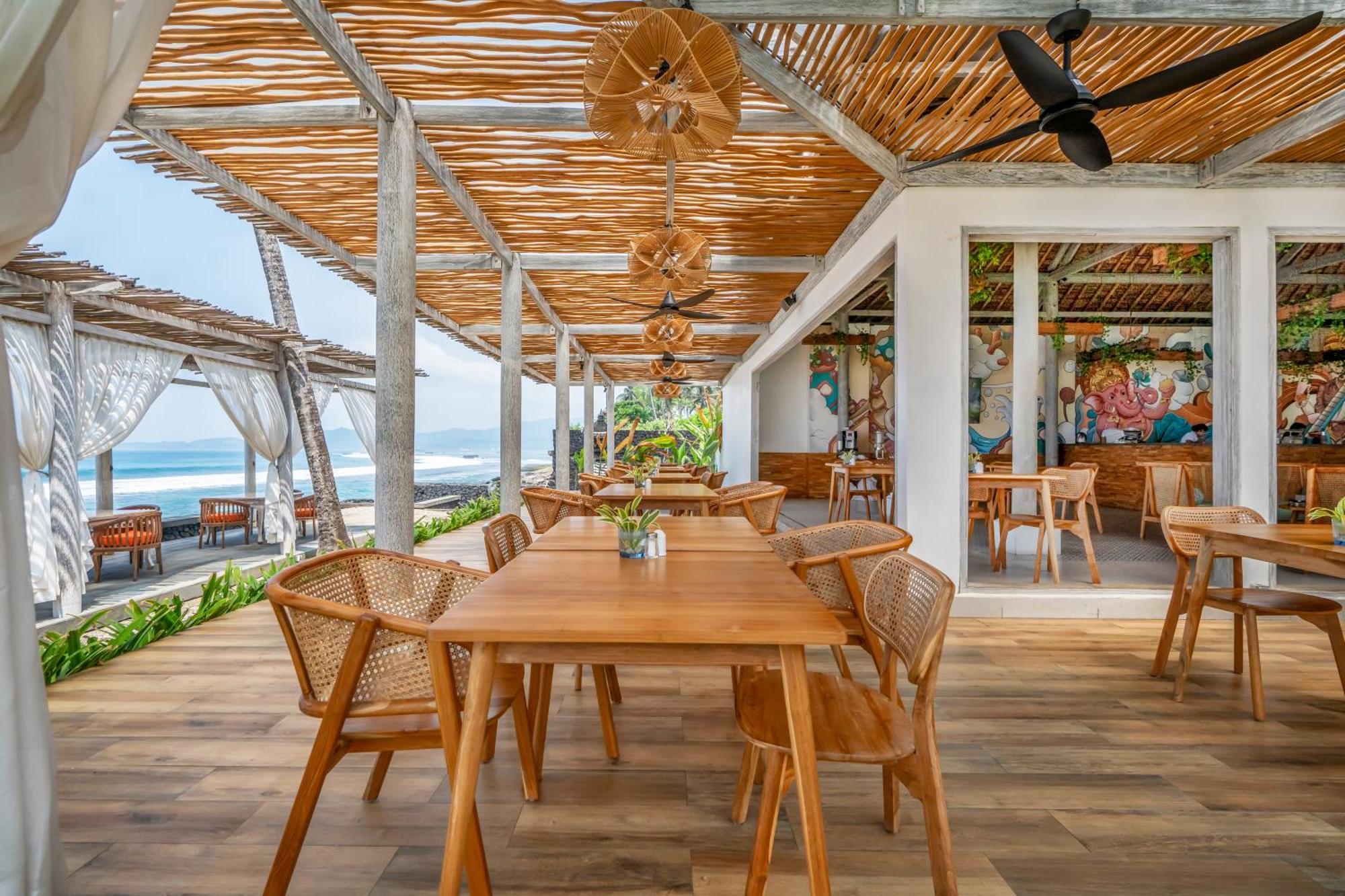 Nirwana Beach & Resort Candidasa Kültér fotó The Beach Club