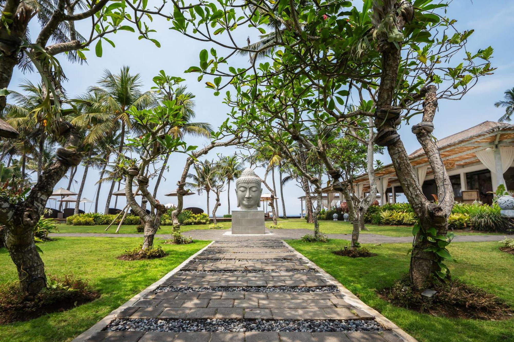 Nirwana Beach & Resort Candidasa Kültér fotó The resort's gardens