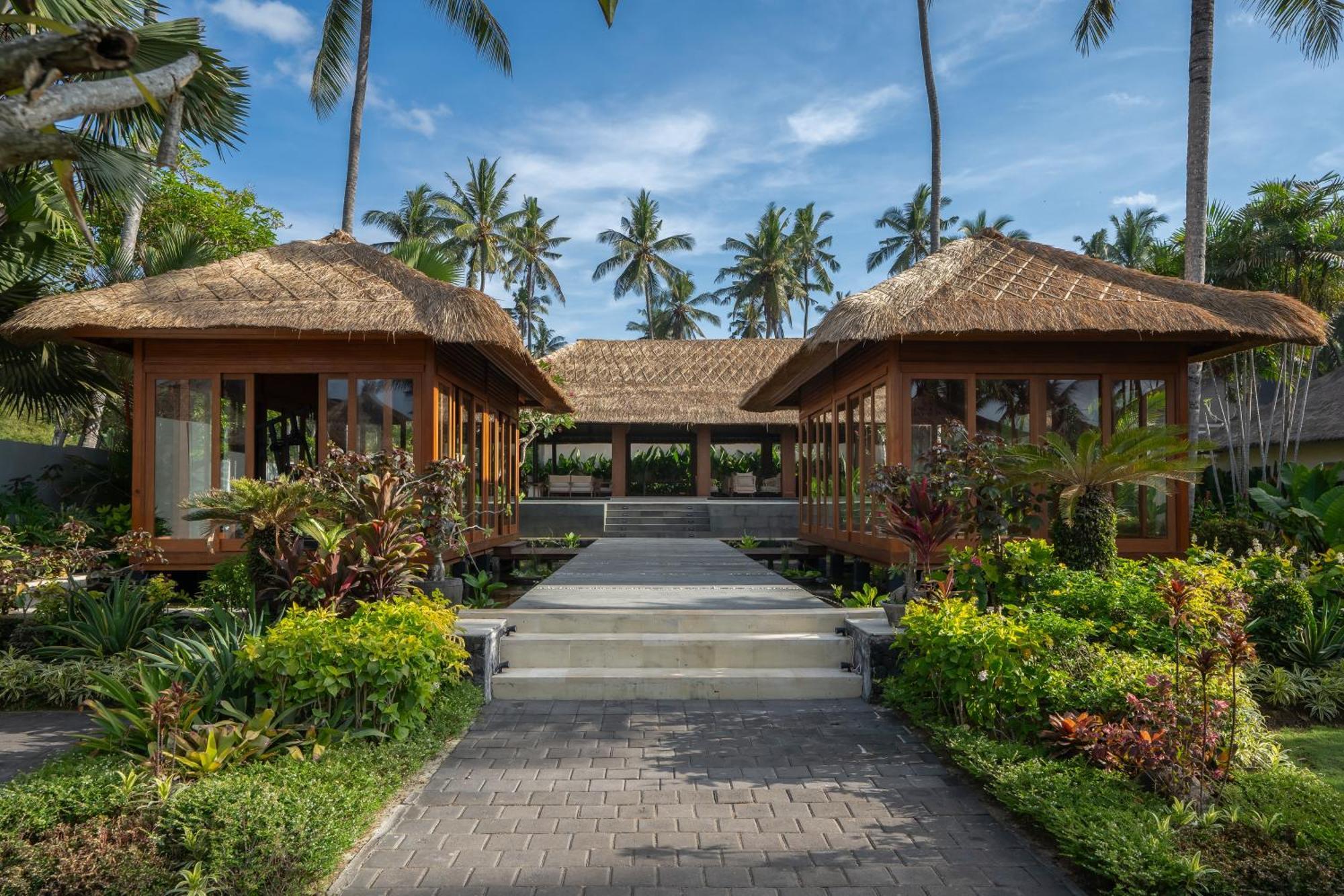 Nirwana Beach & Resort Candidasa Kültér fotó The resort's main entrance
