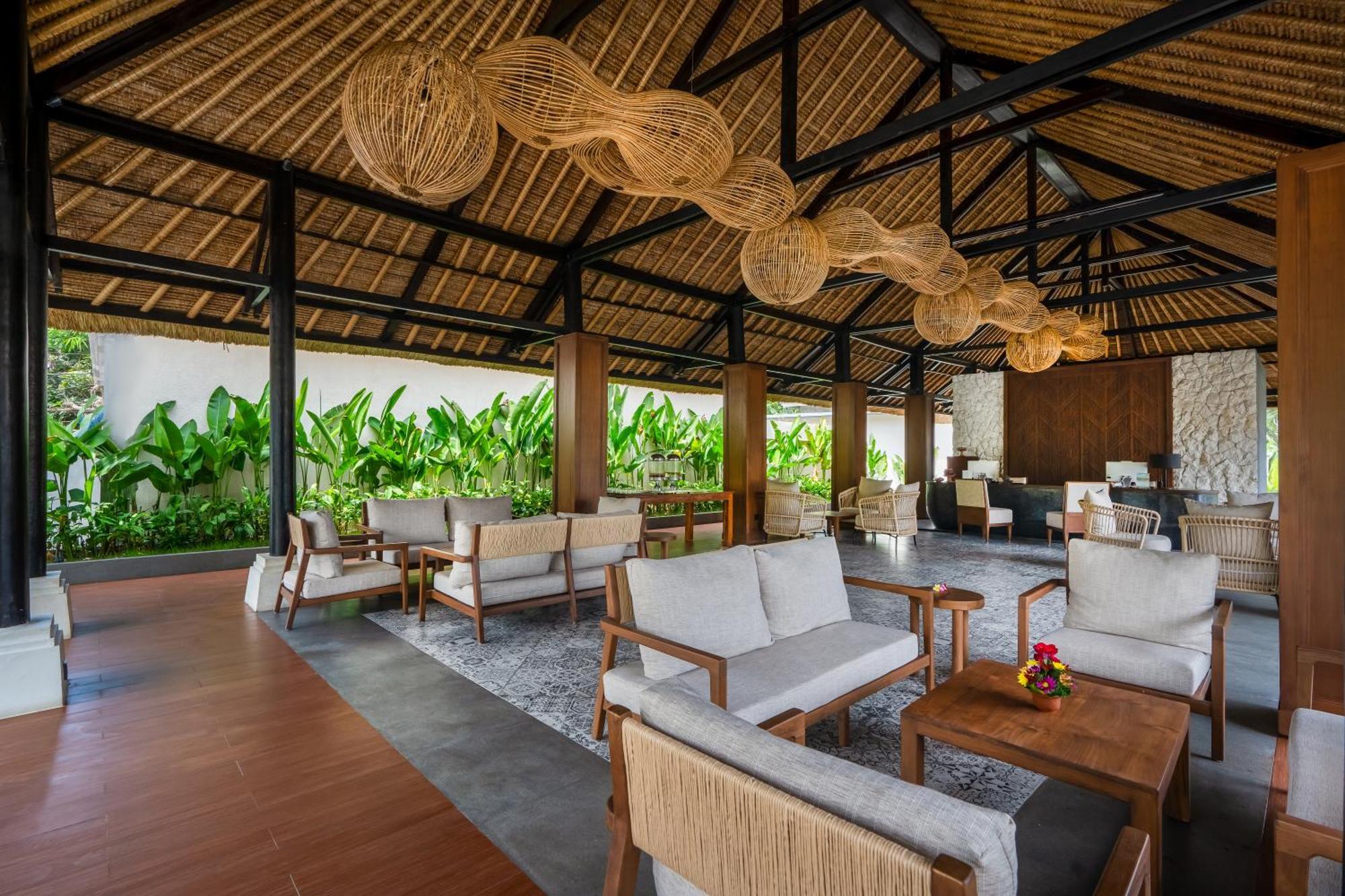 Nirwana Beach & Resort Candidasa Kültér fotó The lobby at the Andaz Bali