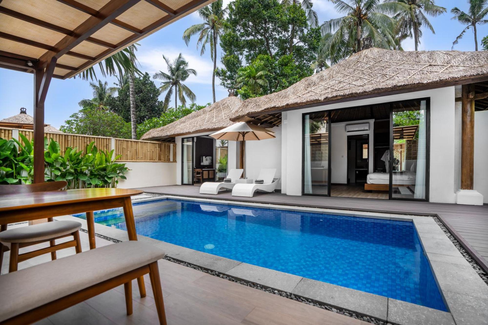 Nirwana Beach & Resort Candidasa Kültér fotó A pool villa at the resort