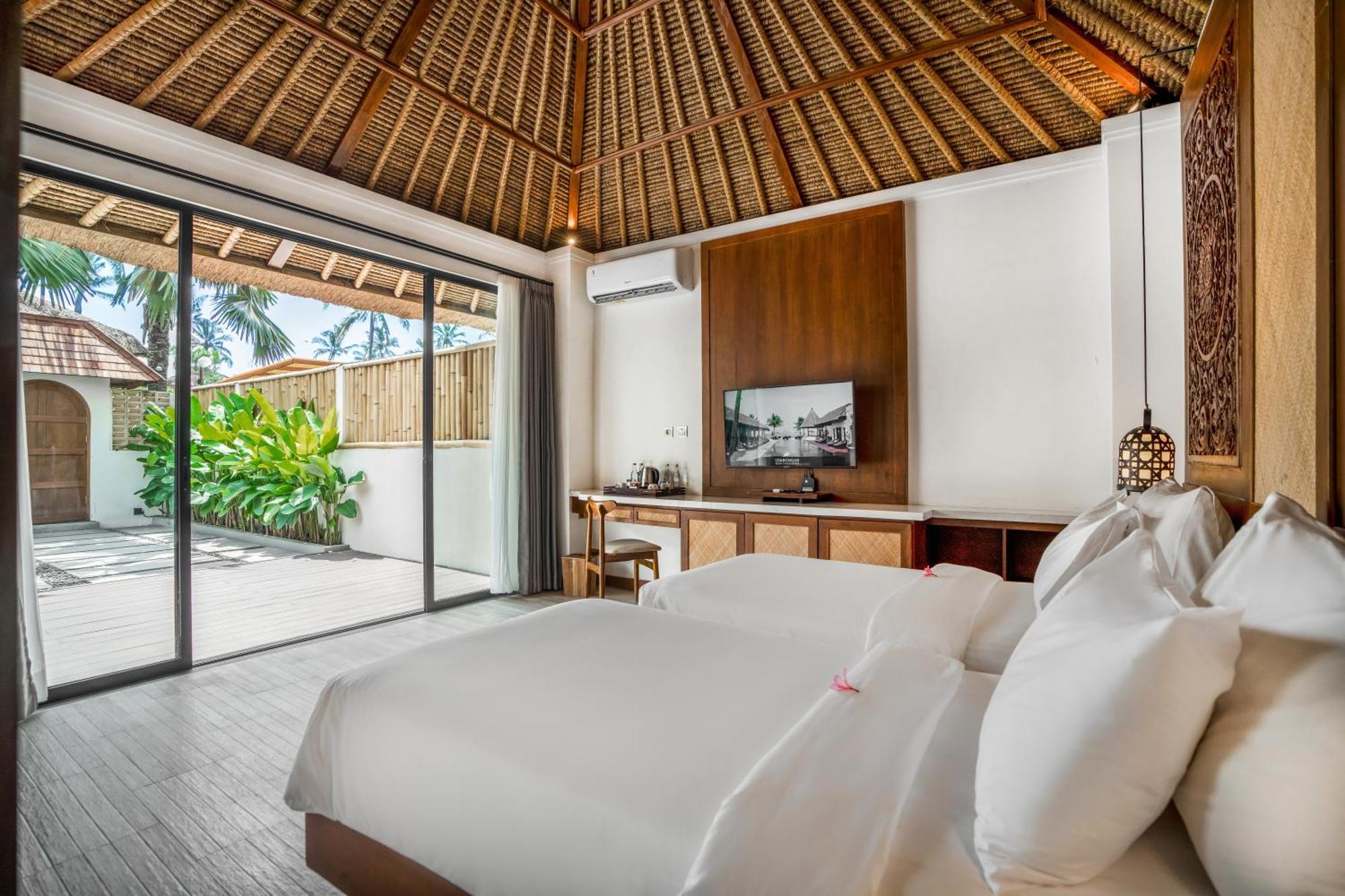 Nirwana Beach & Resort Candidasa Kültér fotó Deluxe Beachfront Villa
